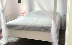 Stunning Fully Furnished Vila Luxurious Neigbourhood 3 Bedrooms